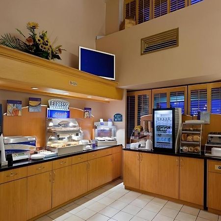 Holiday Inn Express Toronto East - Scarborough By Ihg Екстер'єр фото