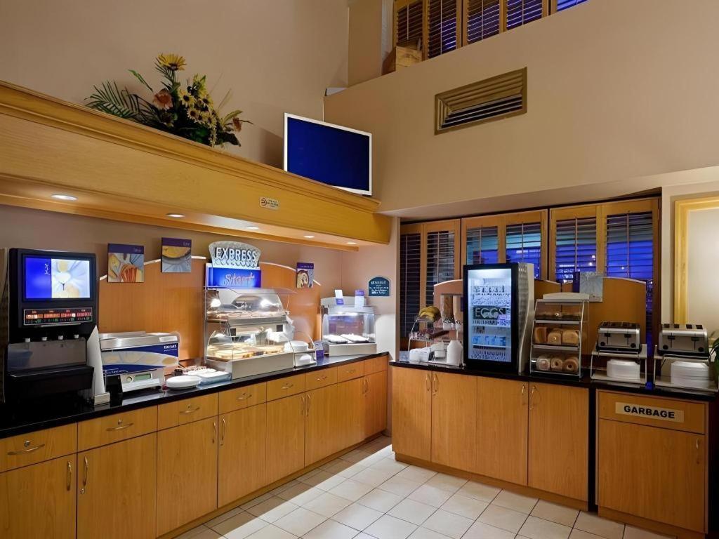 Holiday Inn Express Toronto East - Scarborough By Ihg Екстер'єр фото